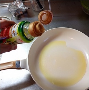 油をフライパンに敷く