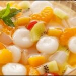 ● 2025年11月23日放送のテレビ番組「相葉マナブ」で根生姜のシロップで作る「ジンジャーシロップ白玉」が放送されました。 ここでは 千葉県山武市の新生姜農家 がゲストとして登場して作り方を紹介してくれたので情報をまとめてみました。 ■参考情報 料理に役立つ食の講座お勧めランキング3をシェア！料理上達を目指す人、料理スキルを活かして社会で活躍したい人は必見。 [table id=top3 /] 他にも素晴らしい講座がありますし、ランキング付けの理由や講座選びのコツも説明しています。 ⇒他の食の講座もチェックしたい人はこちら 材料 ・生姜(根生姜)：100g ・きび砂糖：100g ・レモン汁：小さじ1 ・水：200mL ・白玉粉：100g ・バターピーナッツ：30g ・砂糖：30g ・水：80mL ・レモン(飾り用) 作り方 ① 生姜は皮をむかずそのまま薄くスライスし、鍋に入れます。そこへきび砂糖を加えて全体をなじませ、そのまま30分ほど置いて味を引き出します。 ② ボウルに白玉粉と細かく砕いたバターピーナッツ、砂糖、水を合わせ、手でしっかりこねます。生地をひと口サイズに丸めたら、別鍋で湯を沸かして投入します。沈んでいたものがふわりと浮き上がったら、さらに1?2分ゆでてから器に取り出します。 ③ ①の鍋を弱火にかけ、生姜から出た汁がやや濃くなるまで約8分ほど静かに煮詰めます。煮上がったらザルでこして澄んだシロップを取り分けます。 ④ こしたジンジャーシロップを鍋に戻し、水を加えて一度軽く沸かします。火を止めてからレモン汁を加え、②の器に温かいシロップを注ぎます。仕上げにレモンを添えれば完成です。 ワンポイントアドバイス 「ジンジャーシロップ白玉」は見た目は少し手の込んだ和スイーツに見えますが、調理の流れそのものはとてもシンプルで、いくつかの大切なポイントを押さえるだけで初心者でも失敗しにくいレシピです。まず意識したいのは、生姜に砂糖をまぶしてしばらく置く工程です。砂糖には水分を引き寄せる性質があり、生姜の薄切りにまぶすと、生姜から水分がじんわりと引き出されて自然にシロップ状へと変化します。この“待つ時間”がしっかりと風味の土台を作ってくれるため、焦らずじっくり置くことが大切です。 さらに、白玉生地に砕いたピーナッツを混ぜ込むことで、口に入れたときの食感が一気に豊かになります。白玉のもちっとした弾力に、ナッツの軽い歯ざわりが加わることでアクセントが生まれ、食べ進める楽しさが増します。白玉がゆで上がったタイミングや、シロップの濃さに神経質になる必要はありませんが、基本の流れを丁寧に守るだけで、風味のバランスが取れた優しい甘さの一品に仕上がります。 初めてでも扱いやすい材料ばかりなので、手順をゆっくり確認しながら作ってみてください。 まとめ 今回はジンジャーシロップ白玉を紹介しました。 頑張れば初心者でも作れますし、一生の財産になる名レシピですので是非チャレンジしてみてください。 ■是非読んでおくべき必読記事 TV番組別、料理別でお気に入りレシピを探そう！食卓の強い味方