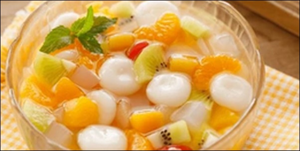 


<div class="entry-box">
●
<br />


2025年11月23日放送のテレビ番組「相葉マナブ」で根生姜のシロップで作る「ジンジャーシロップ白玉」が放送されました。
<br /><br />

ここでは
千葉県山武市の新生姜農家
がゲストとして登場して作り方を紹介してくれたので情報をまとめてみました。


<br /><br />
■参考情報<br />
<div style="padding: 10px; margin-bottom: 10px; border: 1px dashed #333333;">
料理に役立つ<span style="background-color:#FFF64E"><strong>食の講座お勧めランキング3</strong></span>をシェア！料理上達を目指す人、料理スキルを活かして社会で活躍したい人は必見。<br />

<table id="tablepress-top3" class="tablepress tablepress-id-top3 tablepress-responsive">
<thead>
<tr class="row-1">
	<th class="column-1">講座名</th><th class="column-2">学習内容</th><th class="column-3">詳細</th>
</tr>
</thead>
<tbody class="row-hover">
<tr class="row-2">
	<td class="column-1">食育インストラクター養成講座</td><td class="column-2">食を通して生活を豊かにしたい人は必見</td><td class="column-3"><a href="https://px.a8.net/svt/ejp?a8mat=25XQFK+FTYAYI+3UW+BW8O2&a8ejpredirect=https%3A%2F%2Fgakubun.net%2Fitem%2FC270000%2F" target="_blank" rel="noopener">詳細はこちら</a></td>
</tr>
<tr class="row-3">
	<td class="column-1">薬膳マイスター養成講座</td><td class="column-2">健康や美容に意識が高い人に最適</td><td class="column-3"><a href="https://px.a8.net/svt/ejp?a8mat=25XQFK+FTYAYI+3UW+BW8O2&a8ejpredirect=https%3A%2F%2Fgakubun.net%2Fitem%2FC280000%2F" target="_blank" rel="noopener">詳細はこちら</a></td>
</tr>
<tr class="row-4">
	<td class="column-1">野菜コーディネーター養成講座</td><td class="column-2">野菜を通して健康を目指す人にお勧め</td><td class="column-3"><a href="https://px.a8.net/svt/ejp?a8mat=25XQFK+FTYAYI+3UW+BW8O2&a8ejpredirect=https%3A%2F%2Fgakubun.net%2Fitem%2FC300000%2F" target="_blank" rel="noopener">詳細はこちら</a></td>
</tr>
</tbody>
</table>
<!-- #tablepress-top3 from cache -->
<br />

他にも素晴らしい講座がありますし、ランキング付けの理由や講座選びのコツも説明しています。
<br />
⇒<a href="https://www.barairo-kitchen.com/">他の食の講座もチェックしたい人はこちら</a>
</div>
<br /><br />

<!--Ads1-->
</div>



<div class="entry-box">
<h2>材料</h2>
<div class="entry-box">
・生姜(根生姜)：100g<br />
・きび砂糖：100g<br />
・レモン汁：小さじ1<br />
・水：200mL<br />
・白玉粉：100g<br />
・バターピーナッツ：30g<br />
・砂糖：30g<br />
・水：80mL<br />
・レモン(飾り用)<br />
</div>
</div>



<div class="entry-box">
<h2>作り方</h2>
<div class="entry-box">

①
生姜は皮をむかずそのまま薄くスライスし、鍋に入れます。そこへきび砂糖を加えて全体をなじませ、そのまま30分ほど置いて味を引き出します。
<br /><br />

②
ボウルに白玉粉と細かく砕いたバターピーナッツ、砂糖、水を合わせ、手でしっかりこねます。生地をひと口サイズに丸めたら、別鍋で湯を沸かして投入します。沈んでいたものがふわりと浮き上がったら、さらに1?2分ゆでてから器に取り出します。
<br /><br />

③
①の鍋を弱火にかけ、生姜から出た汁がやや濃くなるまで約8分ほど静かに煮詰めます。煮上がったらザルでこして澄んだシロップを取り分けます。
<br /><br />

④
こしたジンジャーシロップを鍋に戻し、水を加えて一度軽く沸かします。火を止めてからレモン汁を加え、②の器に温かいシロップを注ぎます。仕上げにレモンを添えれば完成です。

<br /><br />
<!--Ads2-->
</div>
</div>



<div class="entry-box">
<h2>ワンポイントアドバイス</h2>
<div class="entry-box">

「ジンジャーシロップ白玉」は見た目は少し手の込んだ和スイーツに見えますが、<span style="background-color:#FFF64E">調理の流れそのものはとてもシンプル</span>で、いくつかの大切なポイントを押さえるだけで初心者でも失敗しにくいレシピです。まず意識したいのは、生姜に砂糖をまぶしてしばらく置く工程です。砂糖には水分を引き寄せる性質があり、生姜の薄切りにまぶすと、生姜から水分がじんわりと引き出されて自然にシロップ状へと変化します。この“待つ時間”がしっかりと風味の土台を作ってくれるため、焦らずじっくり置くことが大切です。
<br /><br />

さらに、白玉生地に砕いたピーナッツを混ぜ込むことで、口に入れたときの食感が一気に豊かになります。白玉のもちっとした弾力に、ナッツの軽い歯ざわりが加わることでアクセントが生まれ、食べ進める楽しさが増します。白玉がゆで上がったタイミングや、シロップの濃さに神経質になる必要はありませんが、基本の流れを丁寧に守るだけで、風味のバランスが取れた優しい甘さの一品に仕上がります。

<br /><br />

初めてでも扱いやすい材料ばかりなので、手順をゆっくり確認しながら作ってみてください。



</div>
</div>



<div class="entry-box">
<h2>まとめ</h2>
<div class="entry-box">
今回はジンジャーシロップ白玉を紹介しました。
<br /><br />

頑張れば初心者でも作れますし、一生の財産になる名レシピですので是非チャレンジしてみてください。
<br /><br />

<!--Ads3-->
<br /><br />

■是非読んでおくべき必読記事
<div style="padding: 10px; margin-bottom: 10px; border: 1px dashed #333333;">
<a href="https://www.barairo-kitchen.com/search/">TV番組別、料理別でお気に入りレシピを探そう！食卓の強い味方</a>
</div>

</div>
</div>

