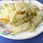 2025年12月17日放送のテレビ番組「あさイチ」の「みんな！ゴハンだよ」で「白菜の甘酢和え」が放送されました。彩りや食感を活かすため、混ぜすぎず優しく和えるのがポイントです。ほんのり甘みと酸味が効いたこの一品は、箸休めとして食卓を引き立てるだけでなく、冷蔵庫で保存すれば数日間楽しめる便利な副菜としても活躍します。