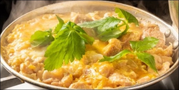 【ドア×ドアクエスト】チキンとトマトの卵とじ丼！満足感の高い一杯